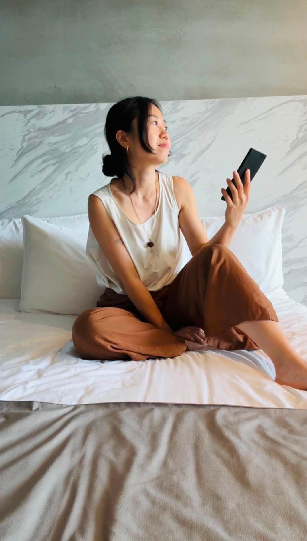 完稿獨旅筆記：在一個泡澡可以看海，早上拉開窗簾就是山的地方醒來